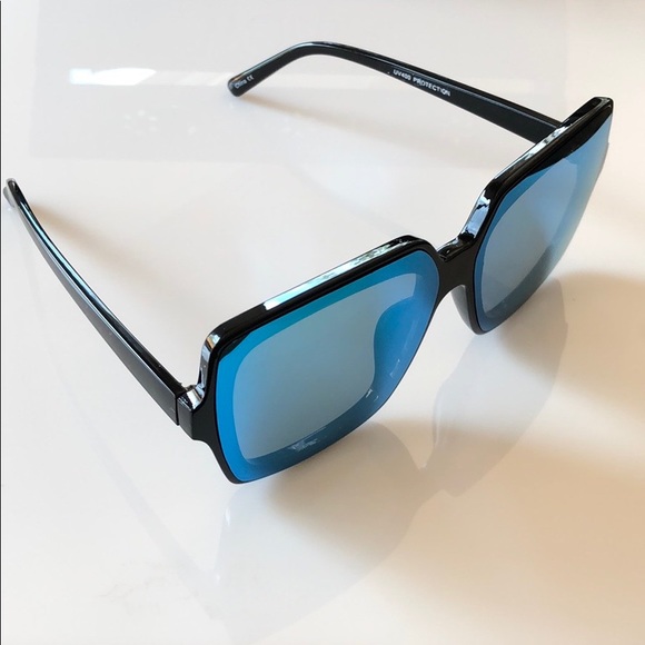 Black frame blue mirrored lens sunglasses - Picture 4 of 8